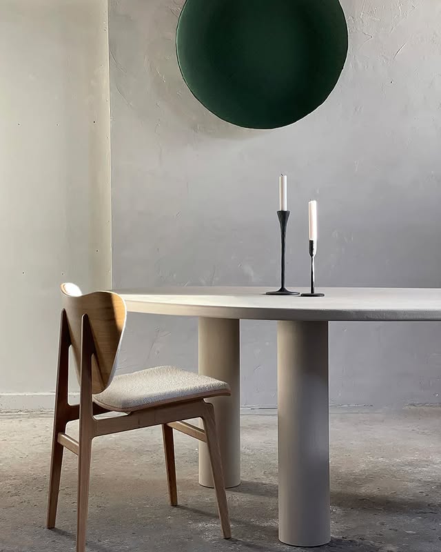 Amari dining table