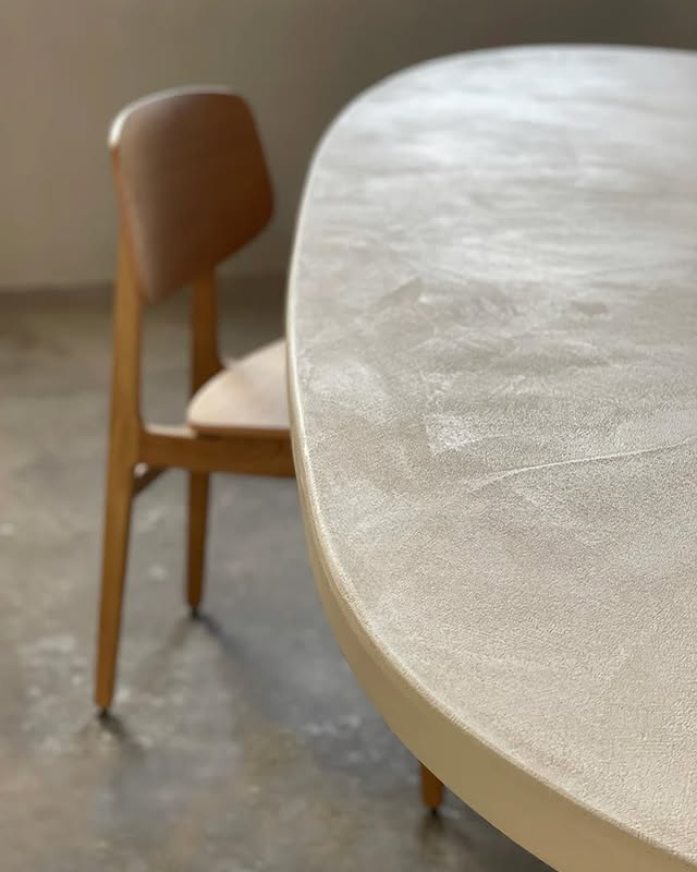 Amari dining table